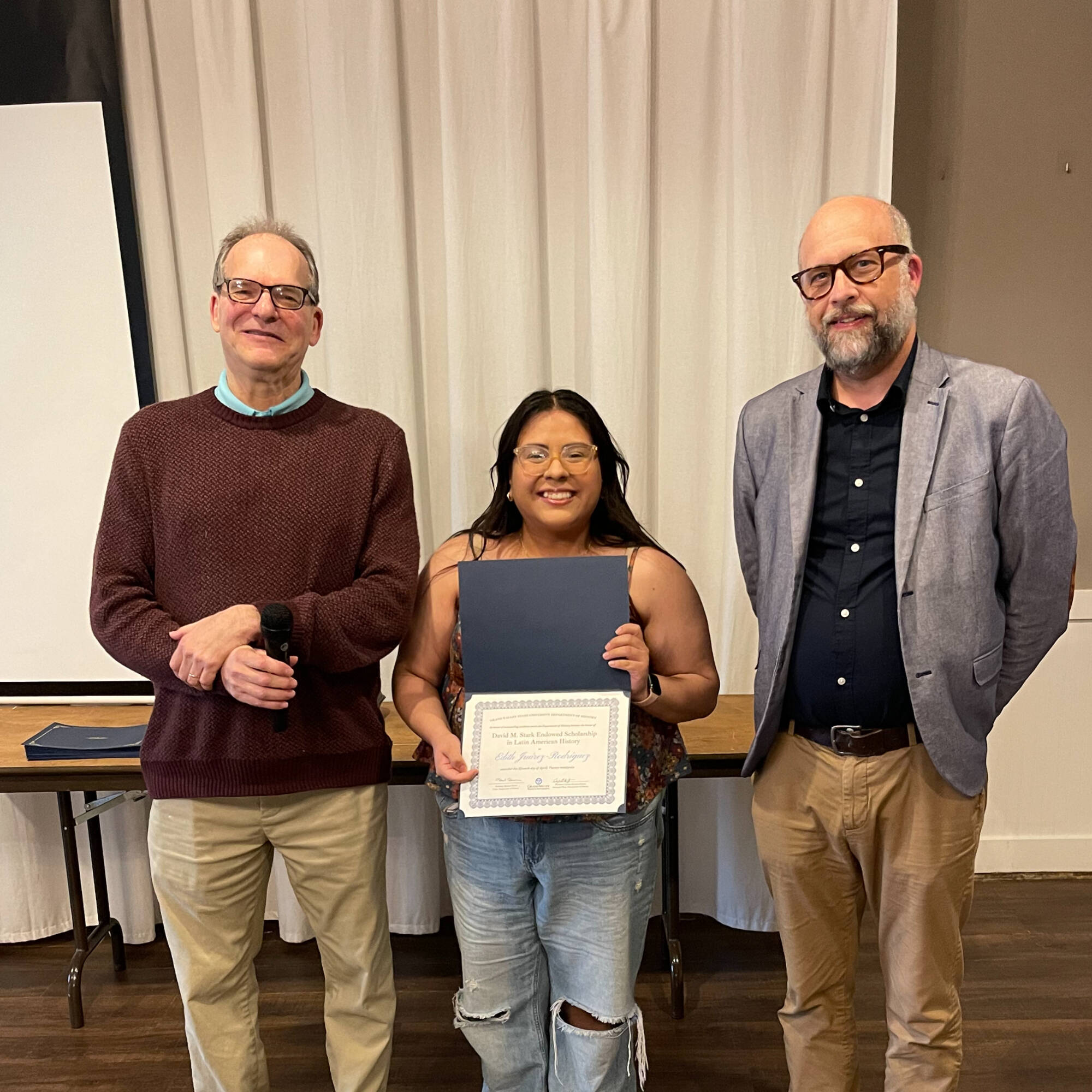 Edith Juárez Rodríguez holding award with professors Montagna & Huner